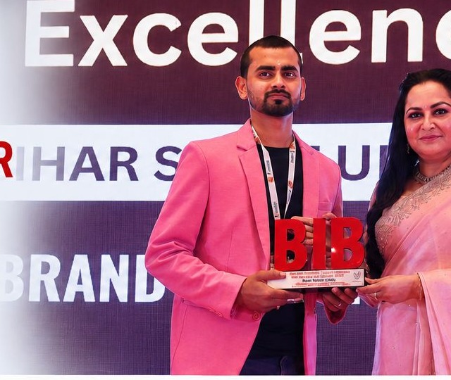 Dress Maker Baba Company receiving Business In Bihar Excellence Award